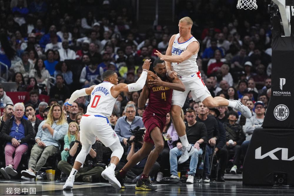 赛中展现更 赛中展现更