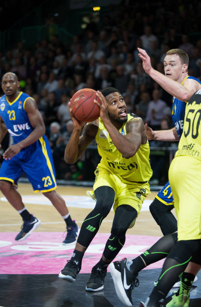 她用自己的 她用自己的